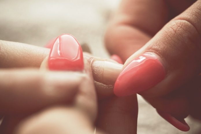 4 λόγοι που ξεφλουδίζουν τα νύχια σου και πως μπορείς να το αντιμετωπίσεις